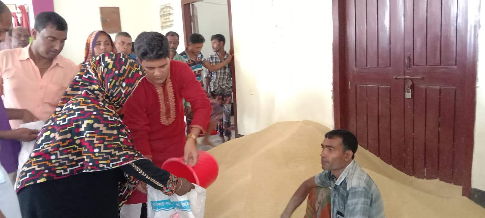 মান্দার বিষ্ণপুর ইউনিয়নে ভিজিএফ’র চাল বিতরণ