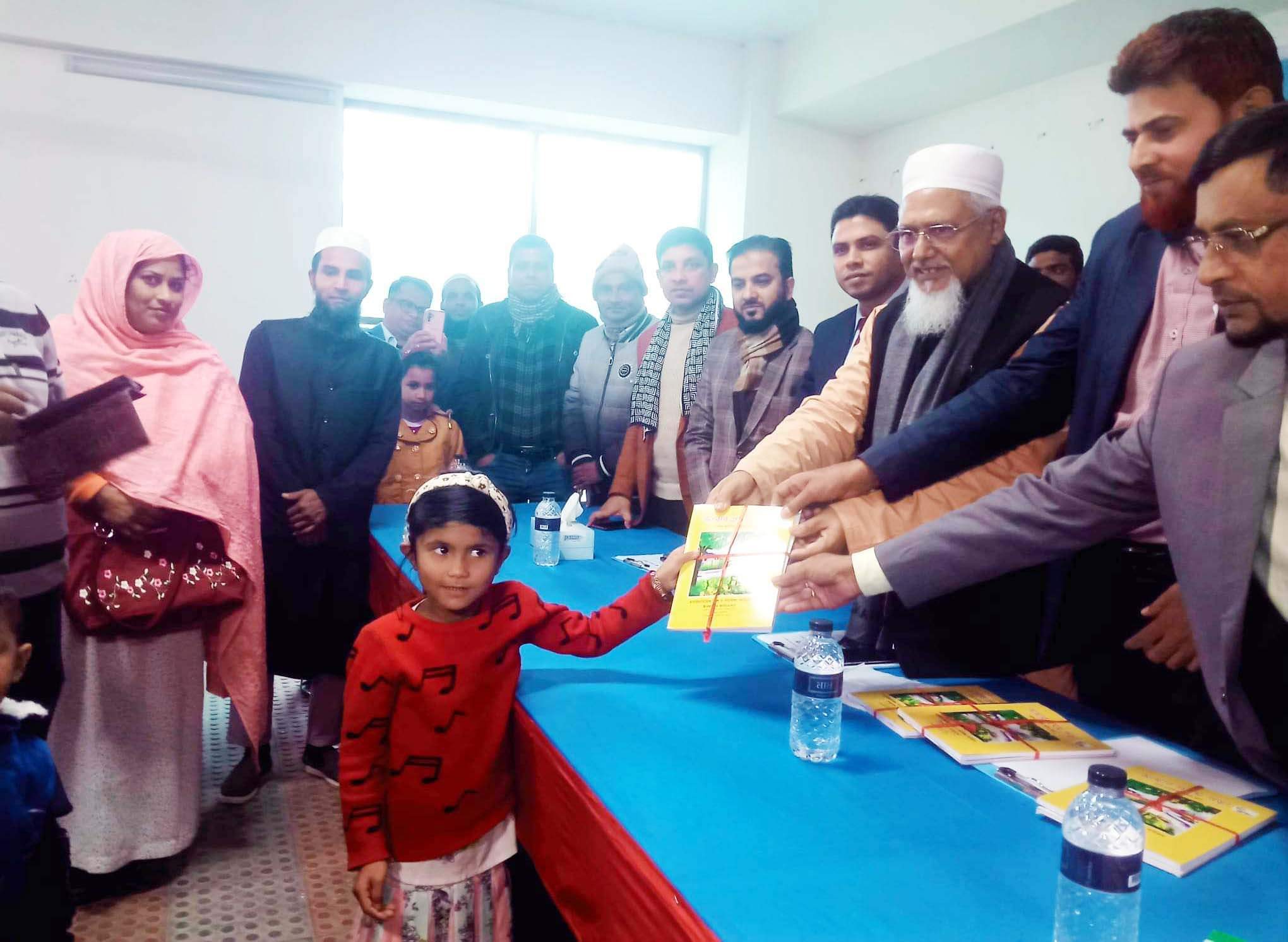 ইসলামপুরে ধর্মপ্রতিমন্ত্রীর প্রাক-প্রাথমিক শিক্ষার্থীদের মাঝে বই বিতরণ