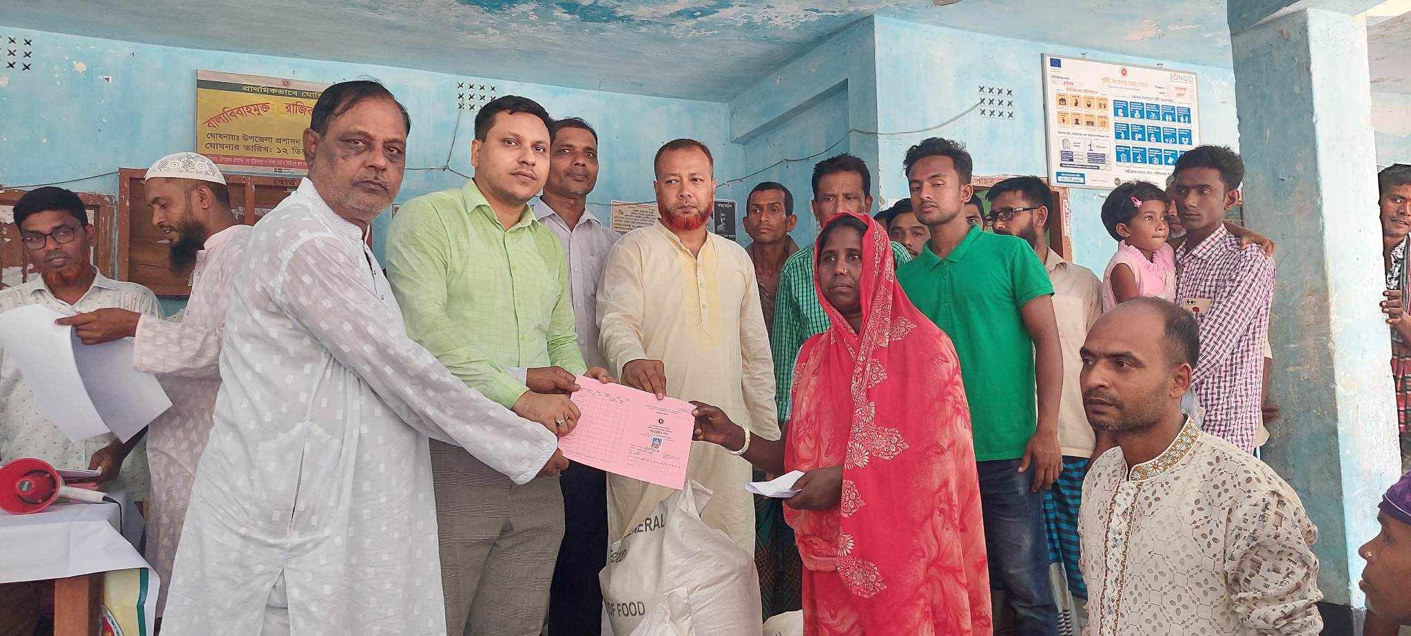 রাজিবপুরে দুস্থ নারীদের মধ্যে ভিজিডির চাল বিতরণ।