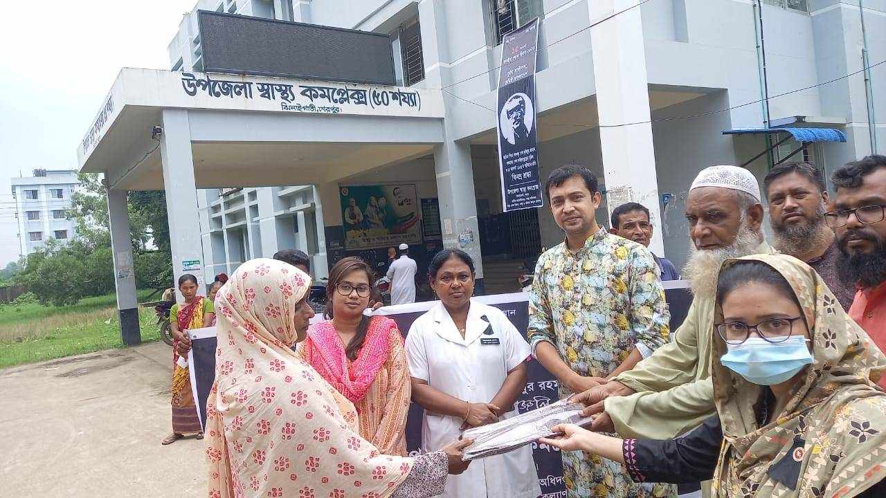 ঝিনাইগাতী উপজেলা স্বাস্থ্য কমপ্লেক্সের উদ্যোগে অসহায় মহিলাদের মাঝে শাড়ী কাপড় বিতরণ