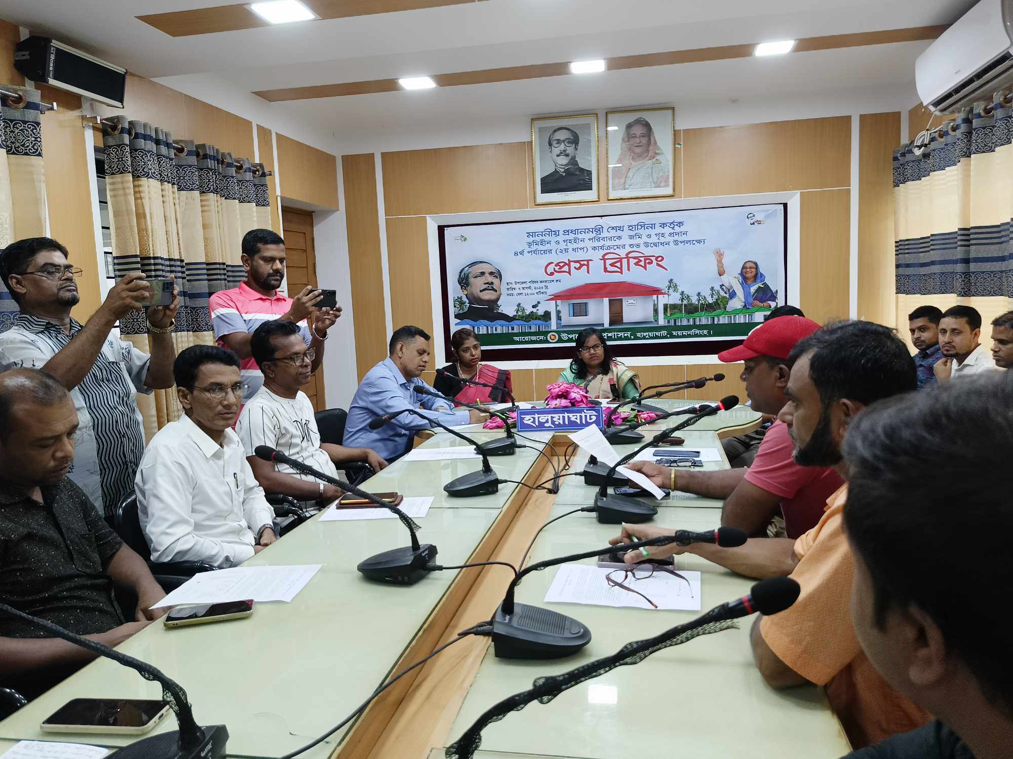 ভূমিহীন ও গৃহহীন মুক্ত হচ্ছে হালুয়াঘাট উপজেলা উপহারের ঘর পাচ্ছে আরো ভূমিহীন ১৭৮ পরিবার