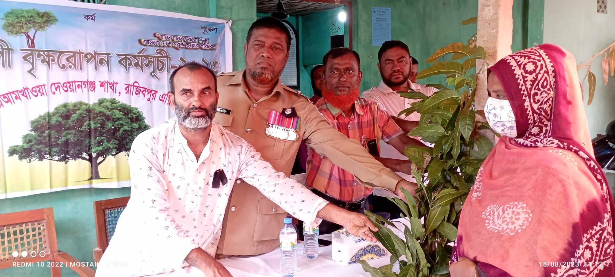 সানন্দবাড়ীতে গ্রামীন ব্যাংকের উদ্যোগে সদস্যদের মাঝে গাছের চারা বিতরণ