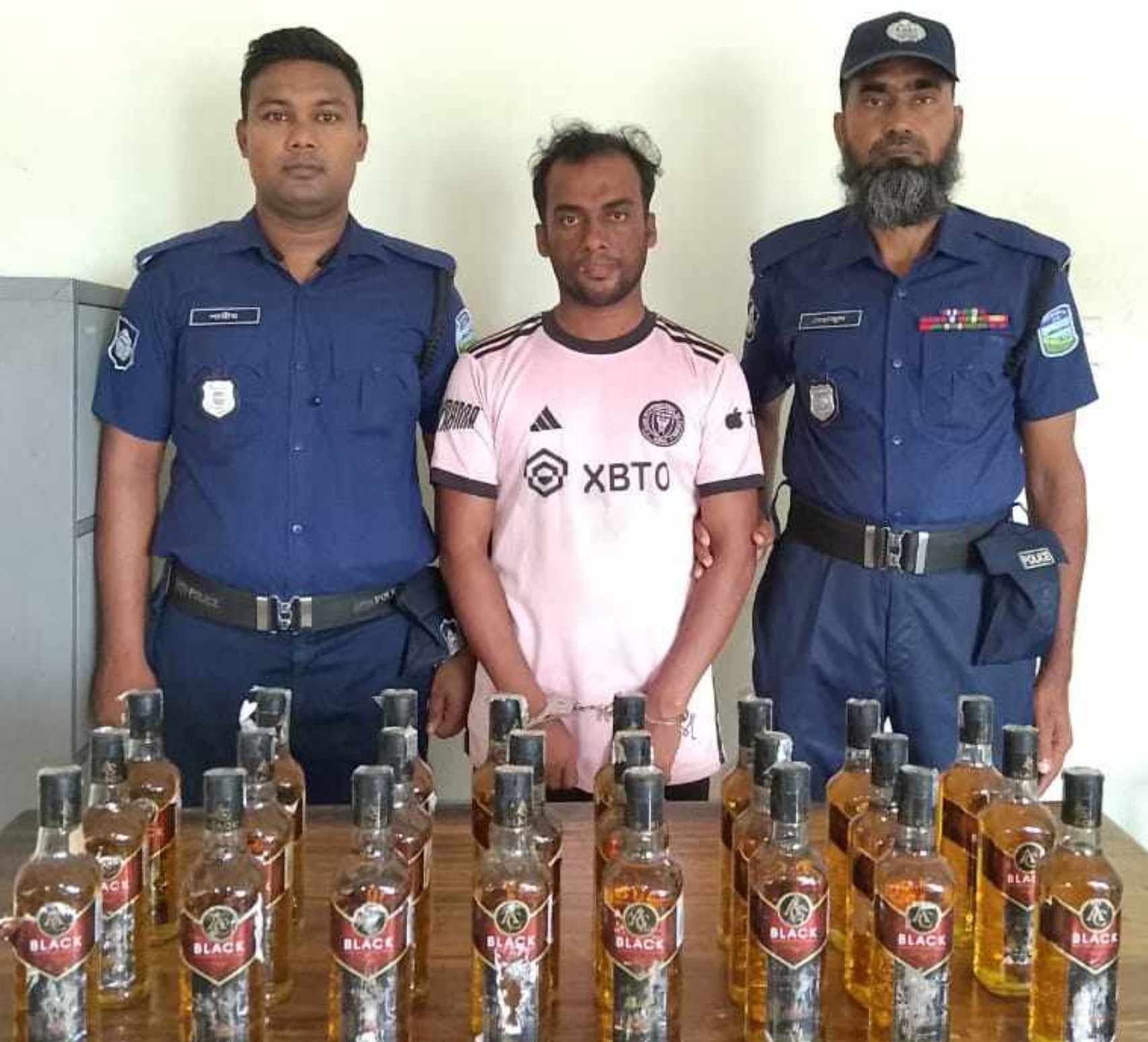 শেরপুরের ঝিনাইগাতীতে ভারতীয মদ সহ গ্রেপ্তার-১