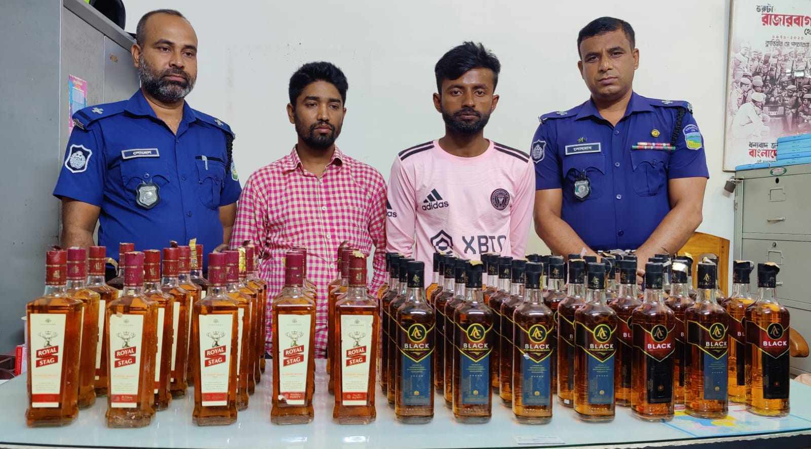 শেরপুরের নালিতাবাড়ীতে বিদেশী মদ সহ দুই মাদক ব্যবসায়ী গ্রেফতার।