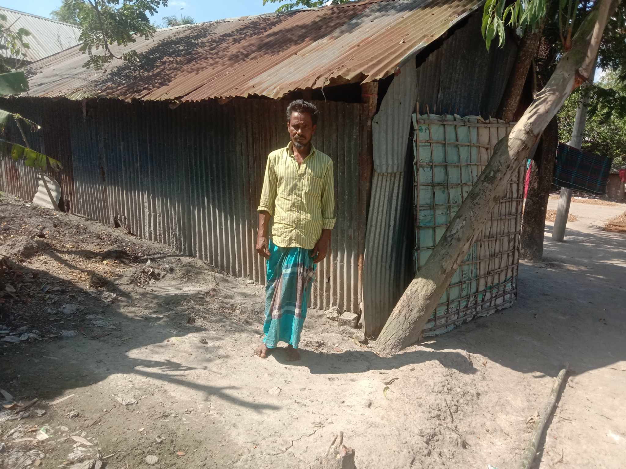 শেরপুরে অসহায় ছালামের মানবেতর জীবনযাপন