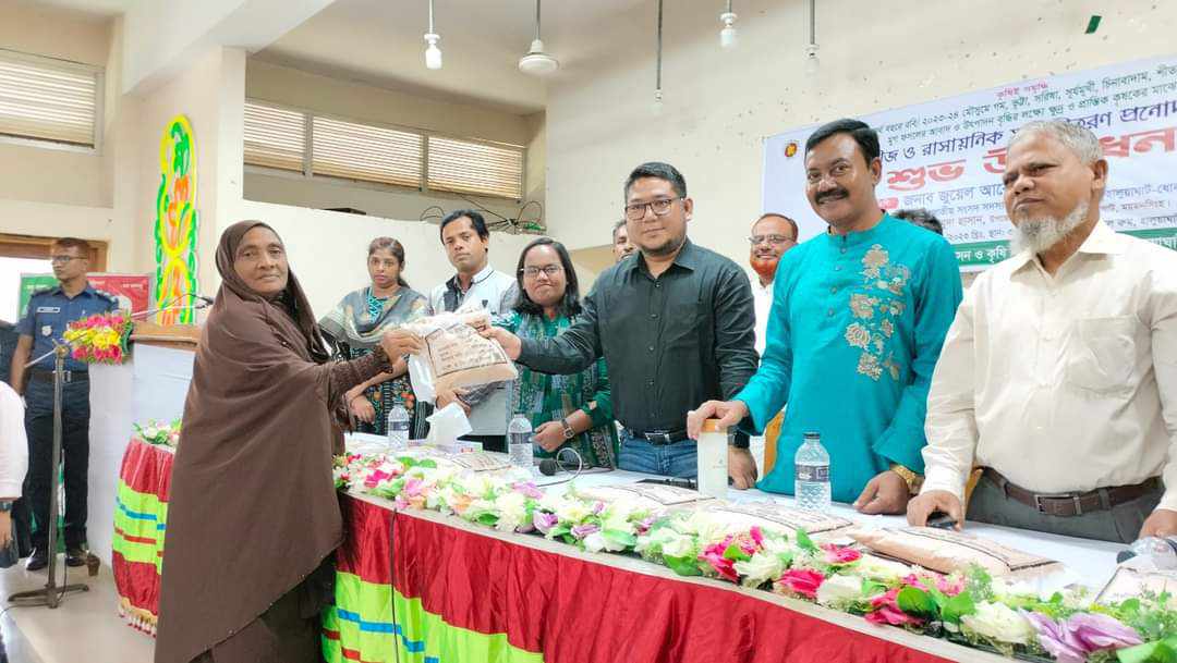 হালুয়াঘাটে বিনামূল্যে সরিষা বীজ বিতরণ