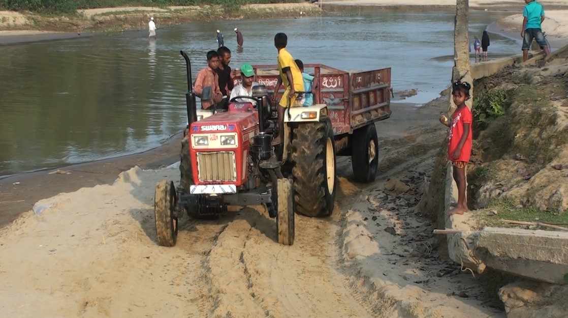 জেলা প্রশাসনের অনুমোতি না থাকলেও শ্রীবরদী সীমান্তে চলছে বালু হরিলুট