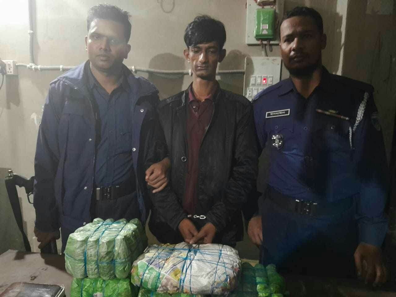 ফুলগাজী থানা পুলিশের অভিযানে মাদক সহ গ্রেফতার ১