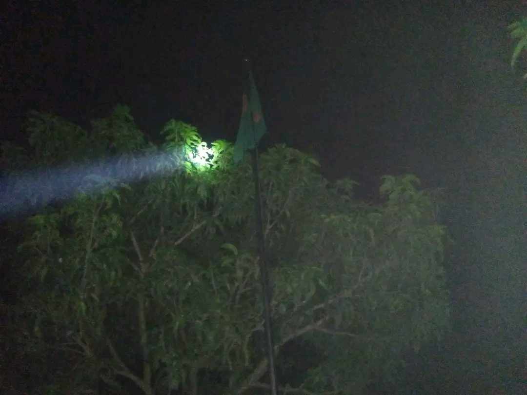 সরকারি বিদ্যালয় রাতেও উড়ছে জাতীয় পতাকা