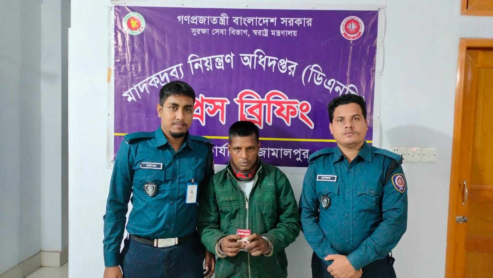 মাদকদ্রব্য নিয়ন্ত্রণ অধিদপ্তরের অভিযানে মাদক ব্যবসায়ী আটক