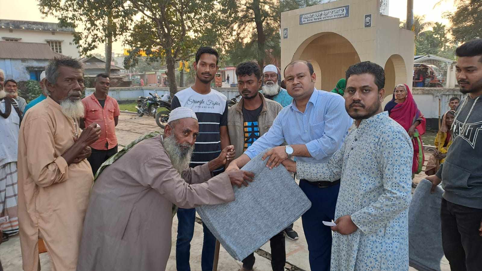 হিউম্যানিটি অফ শেরপুর ফাউন্ডেশনের উদ্যোগে শীতার্ত মানুষের মধ্যে কম্বল বিতরণ।
