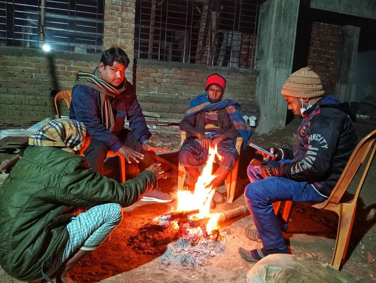 ইসলামপুরে শীতের তীব্রতা বৃদ্ধি স্থবির হয়ে পড়েছে  মানুষের জনজীবন