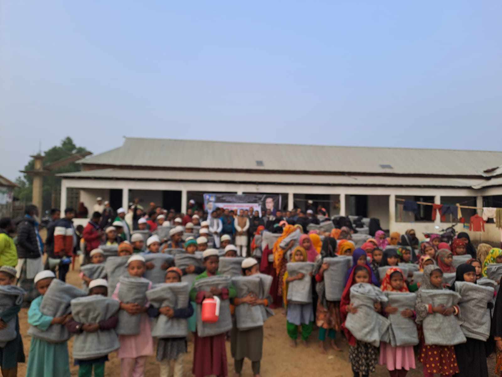 ধোবাউড়ায় বিএনপি নেতার কম্বল বিতরণ