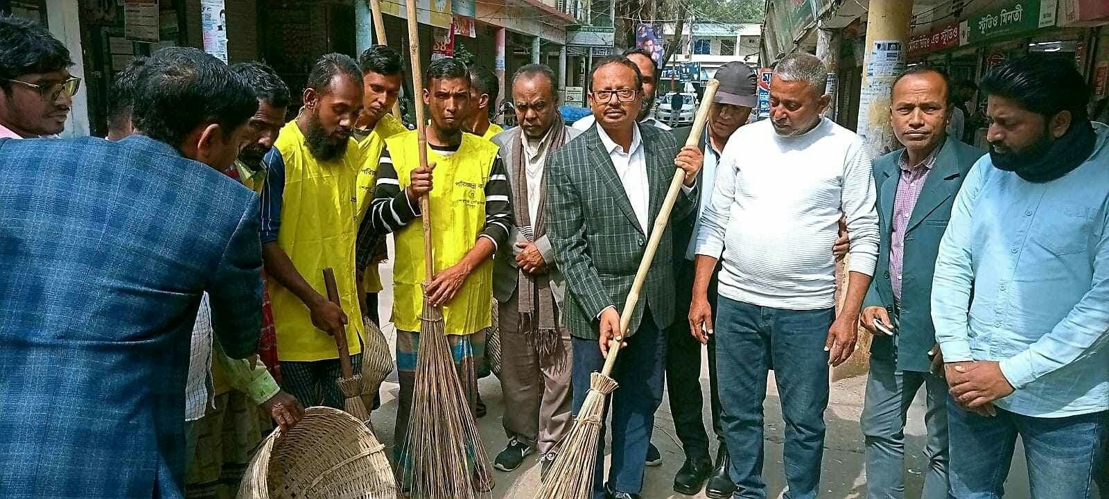 শেরপুর পৌরসভার বিশেষ পরিচ্ছন্নতা অভিযান উদ্বোধন করেন গোলাম কিবরিয়া লিটন