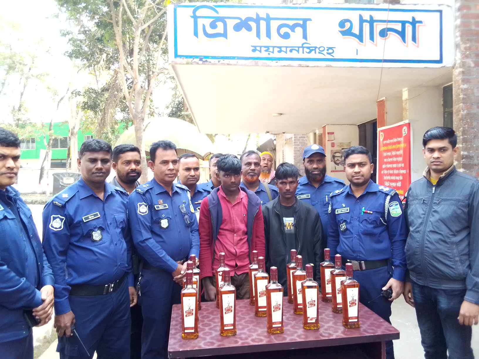 ময়মনসিংহে বিদেশি মদসহ আটক-২