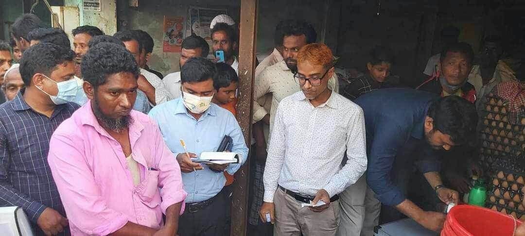 ঝিনাইগাতী বাজারে ভ্রাম্যমাণ আদালত: দুধে পানি মেশানোর দায়ে জরিমানা