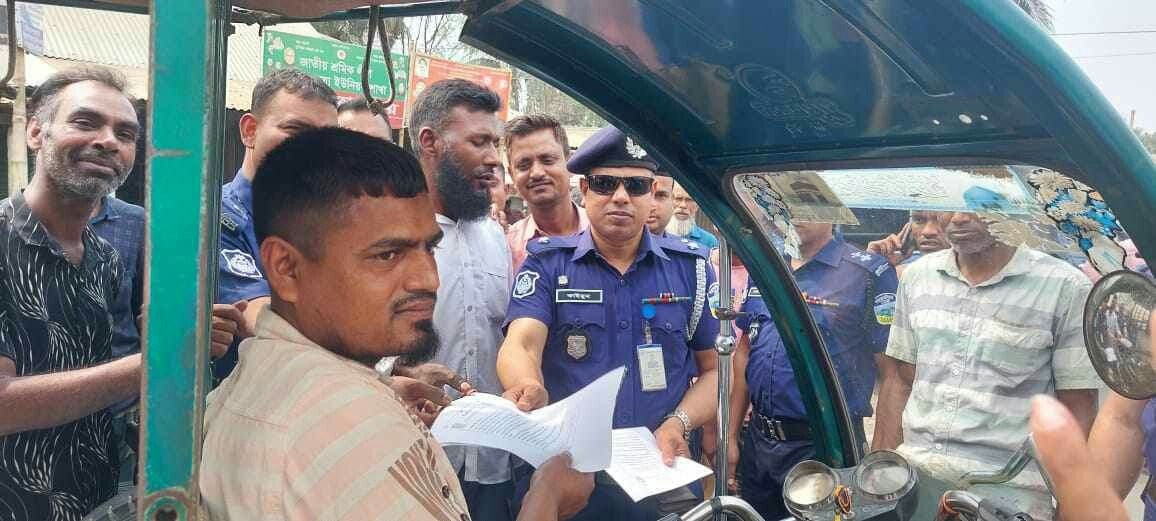 শ্রীবরদীর ঝগড়ারচরে অটো চালকদের মাঝে পুলিশের সতর্কতা মূলক লিফলেট বিতরণ 