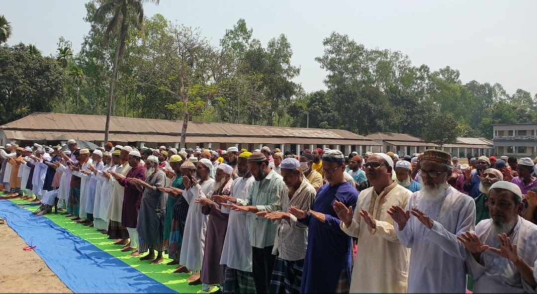 রুহিয়ায় ইসতিসকার নামাজে বৃষ্টির জন্য চোখের পানি ফেলে দোয়া