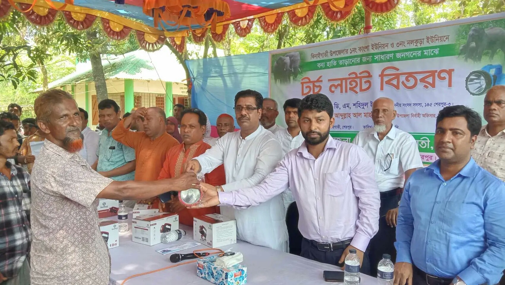 শেরপুরের ঝিনাইগাতীতে বন্য হাতি তাড়াতে টর্চ লাইট বিতরণ