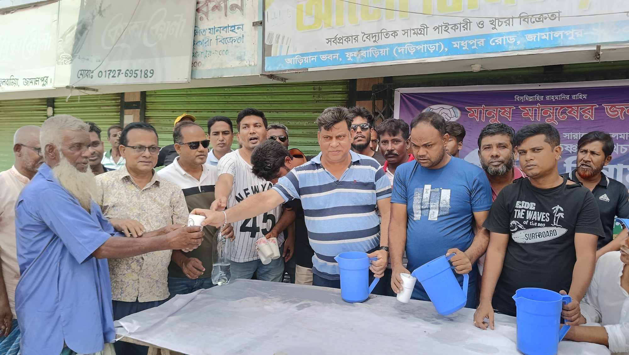 তীব্র তাপদাহে পথচারীদের মাঝে শরবত বিতরণ