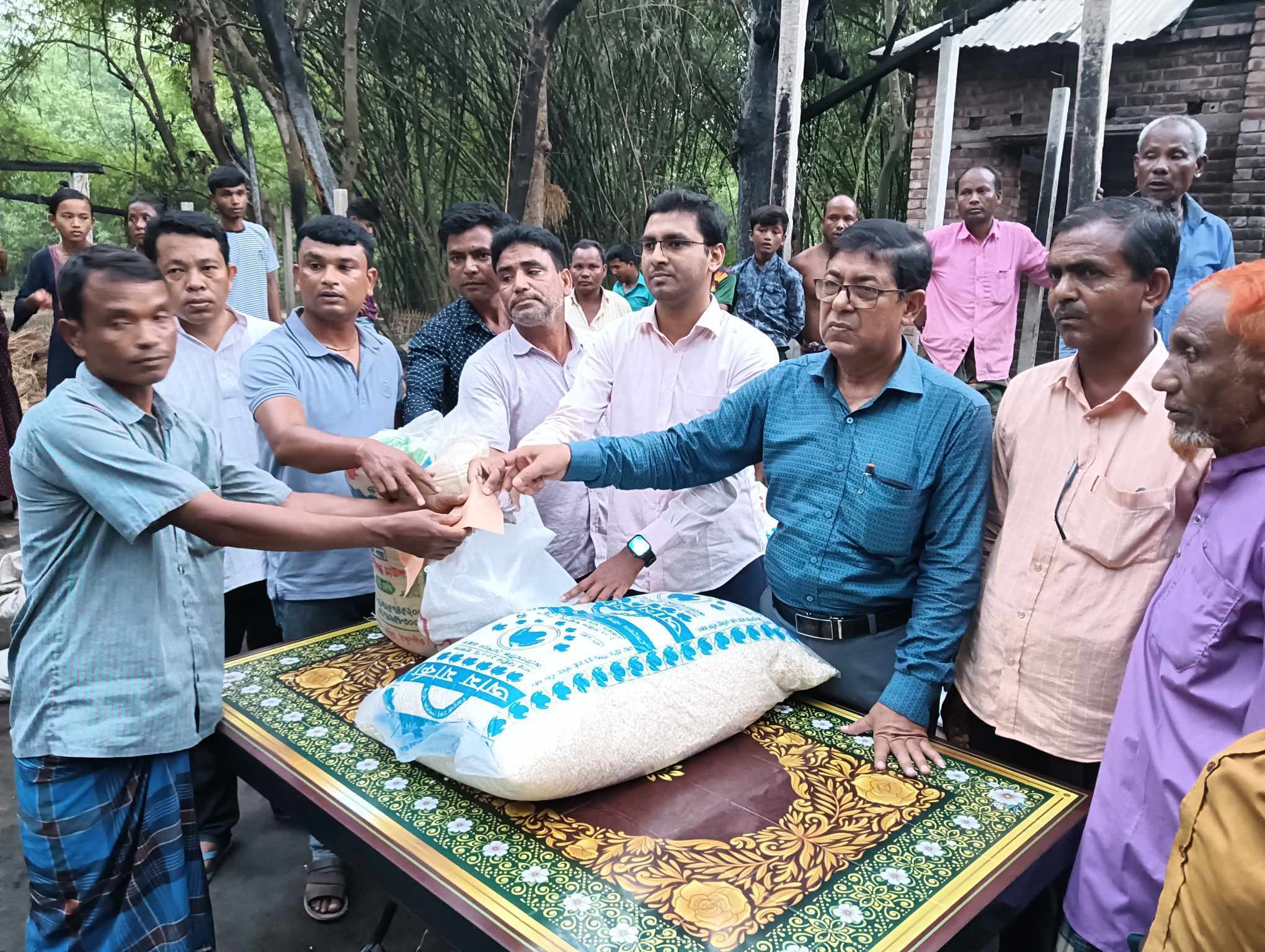 রুহিয়ায় অগ্নিকাণ্ডে ক্ষতিগ্রস্ত পরিবারের মাঝে ত্রাণ বিতরণ 