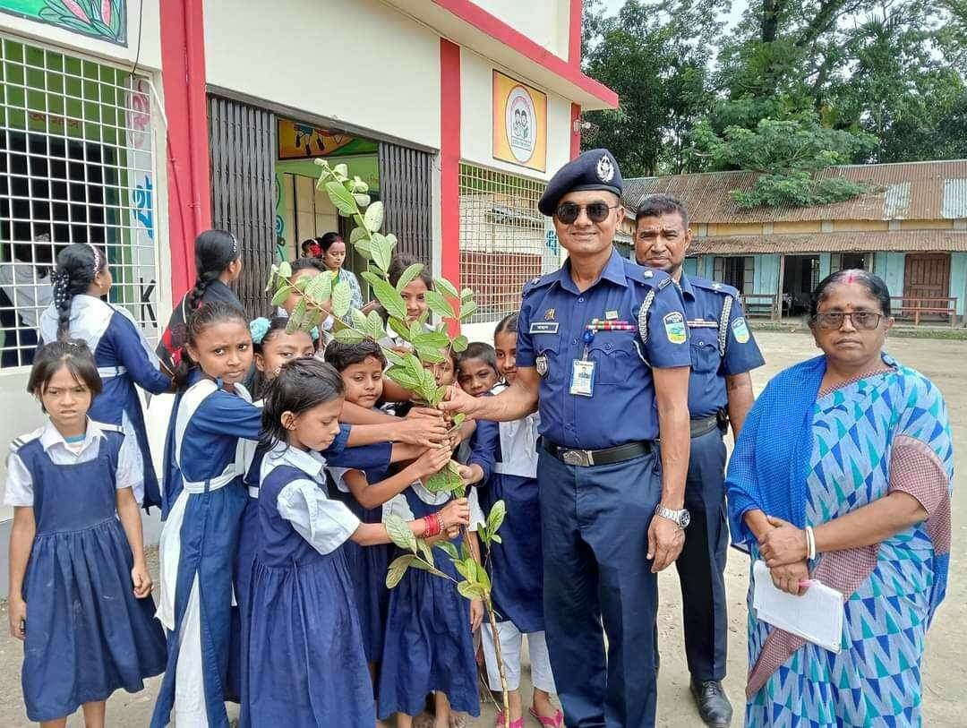 বকশীগঞ্জে শিক্ষা প্রতিষ্ঠানে গাছ উপহার দিল পুলিশ সুপার 