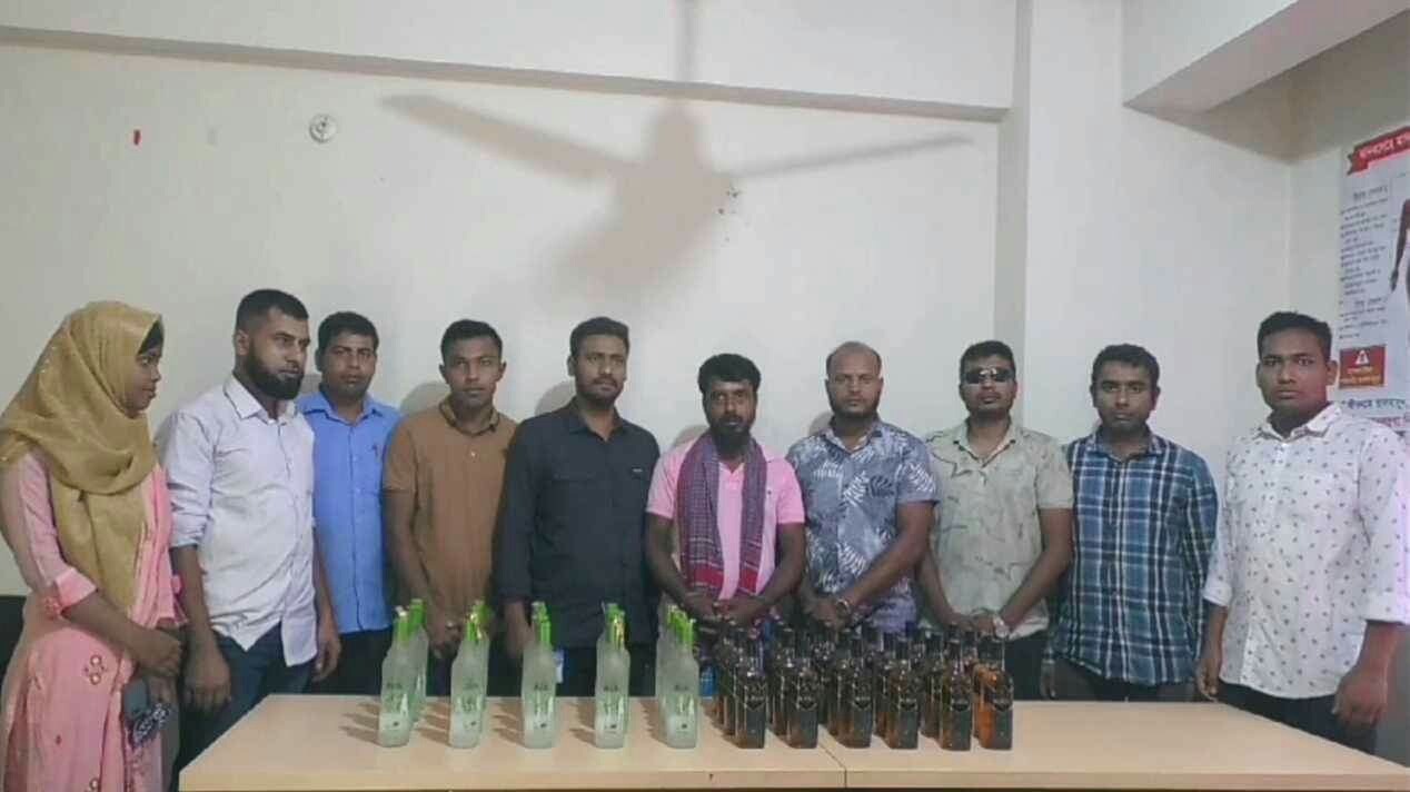 শেরপুরে মদ ও অটোরিক্সা সহ মাদককারবারি গ্রেফতার