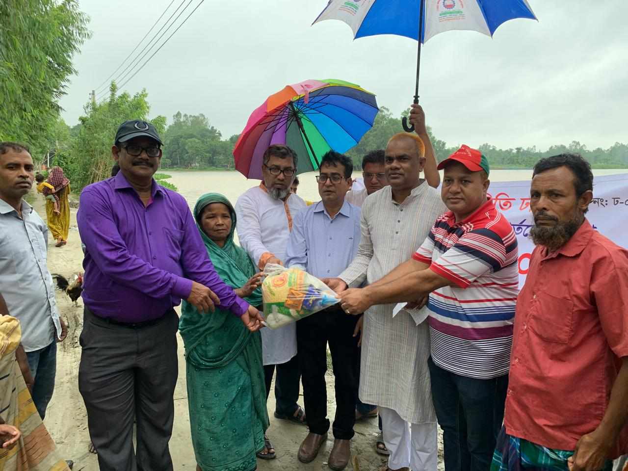 ঝিনাইগাতীতে ঢাকাস্থ শেরপুর জেলা সমিতির উদ্যোগে বন্যা দুর্গতদের মাঝে ত্রাণ বিতরণ