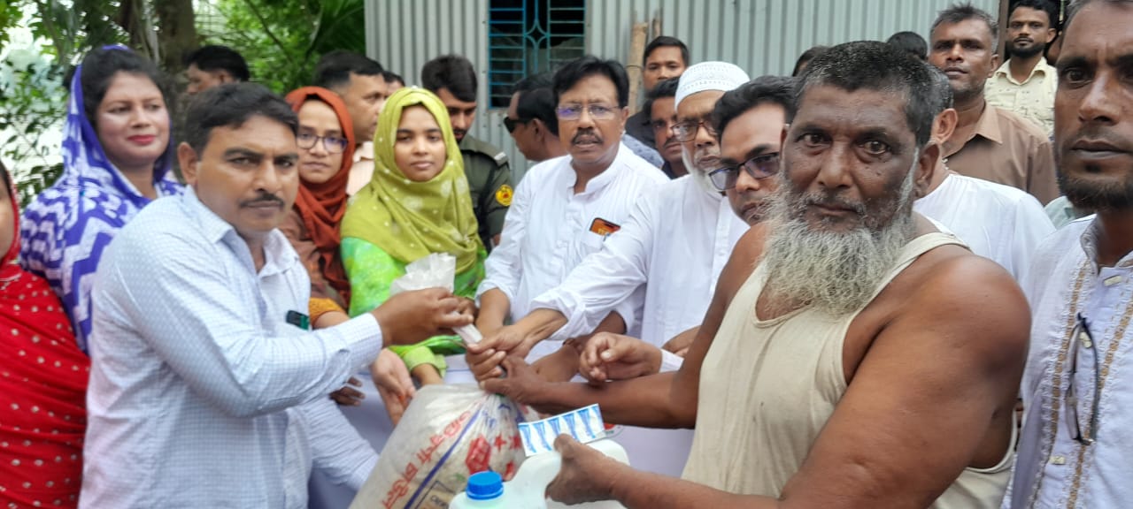 বকশীগঞ্জে দুই ইউনিয়নের বন্যার্তদের মাঝে চাল ও শুকনো খাবার বিতরণ