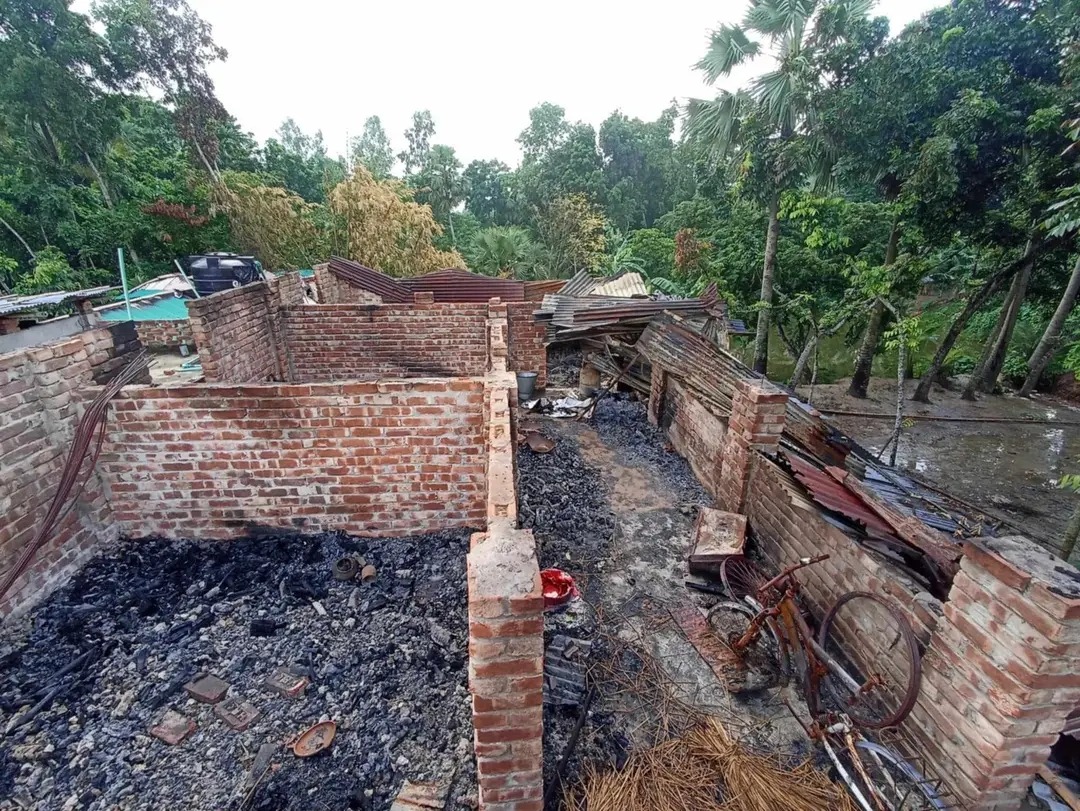 নওগাঁর মান্দায় পূর্বশত্রুতার জের ধরে ছাগল ব্যাবসায়ীর বাড়িঘর ভাংচুর-অগ্নিসংযোগ ও লুটপাট