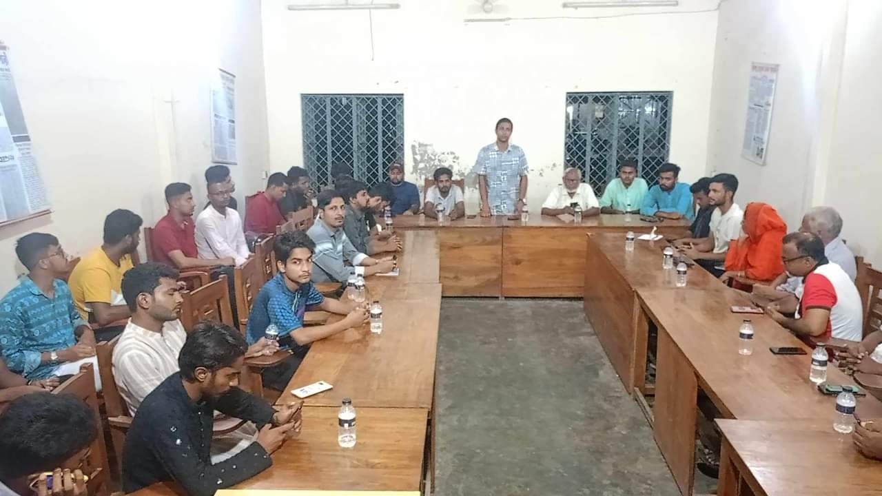 ঠাকুরগাঁওয়ের পীরগঞ্জে বৈষম্যবিরোধী ছাত্র আন্দোলনকারীদের সঙ্গে সাংবাদিকদের মতবিনিময়