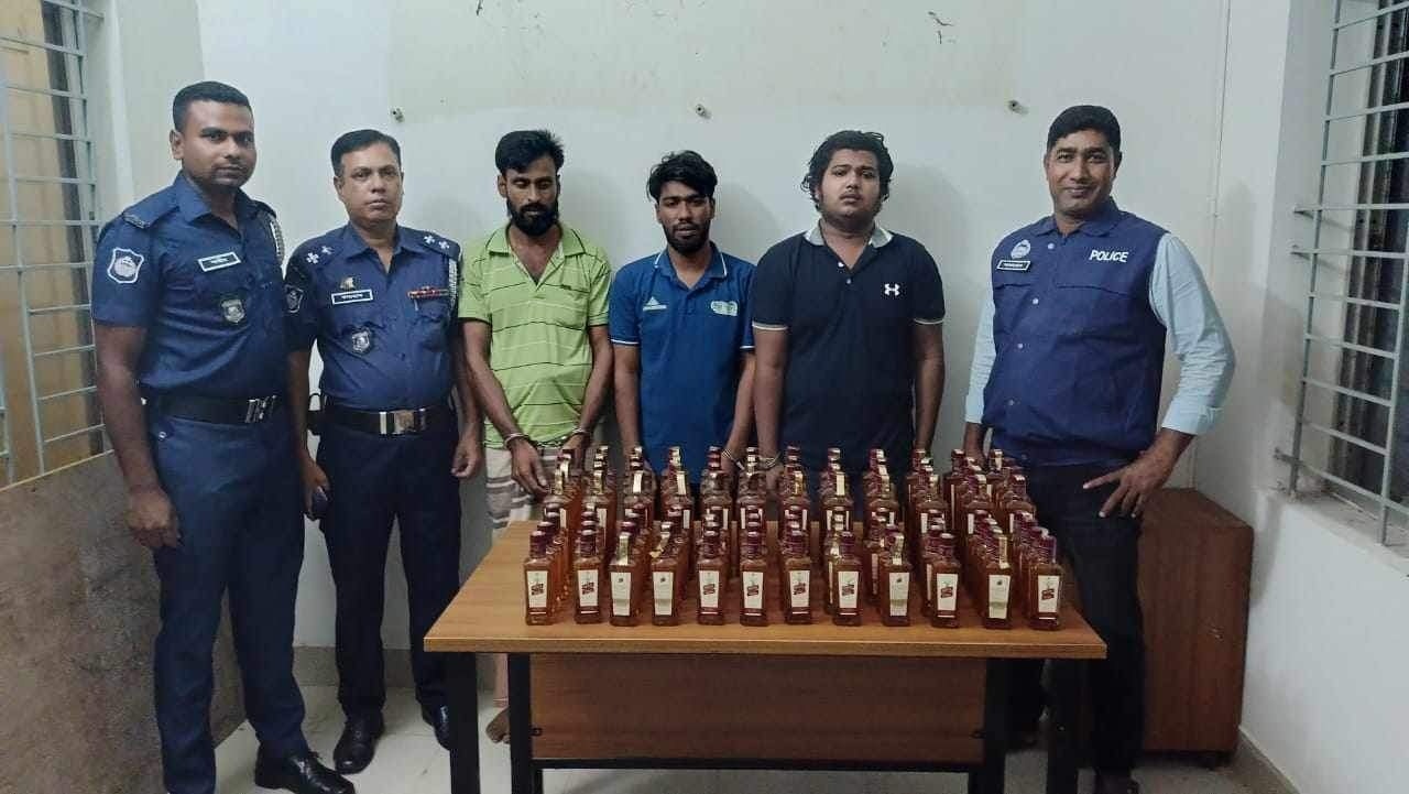 সীমান্তবর্তী ঝিনাইগাতীতে ১০০ বোতল ভারতীয় মদ সহ তিন কারবারি গ্রেফতার