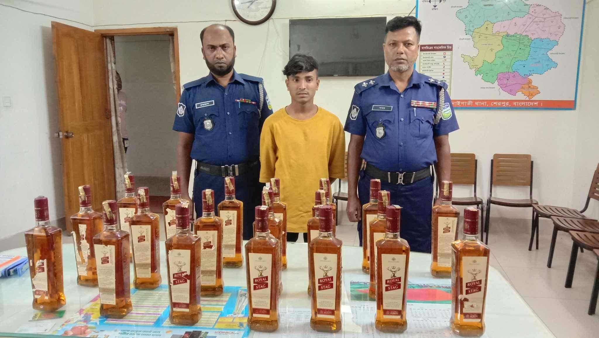 শেরপুরের সীমান্তবর্তী ঝিনাইগাতীতে ১৯ বোতল মদ সহ কিশোর আটক