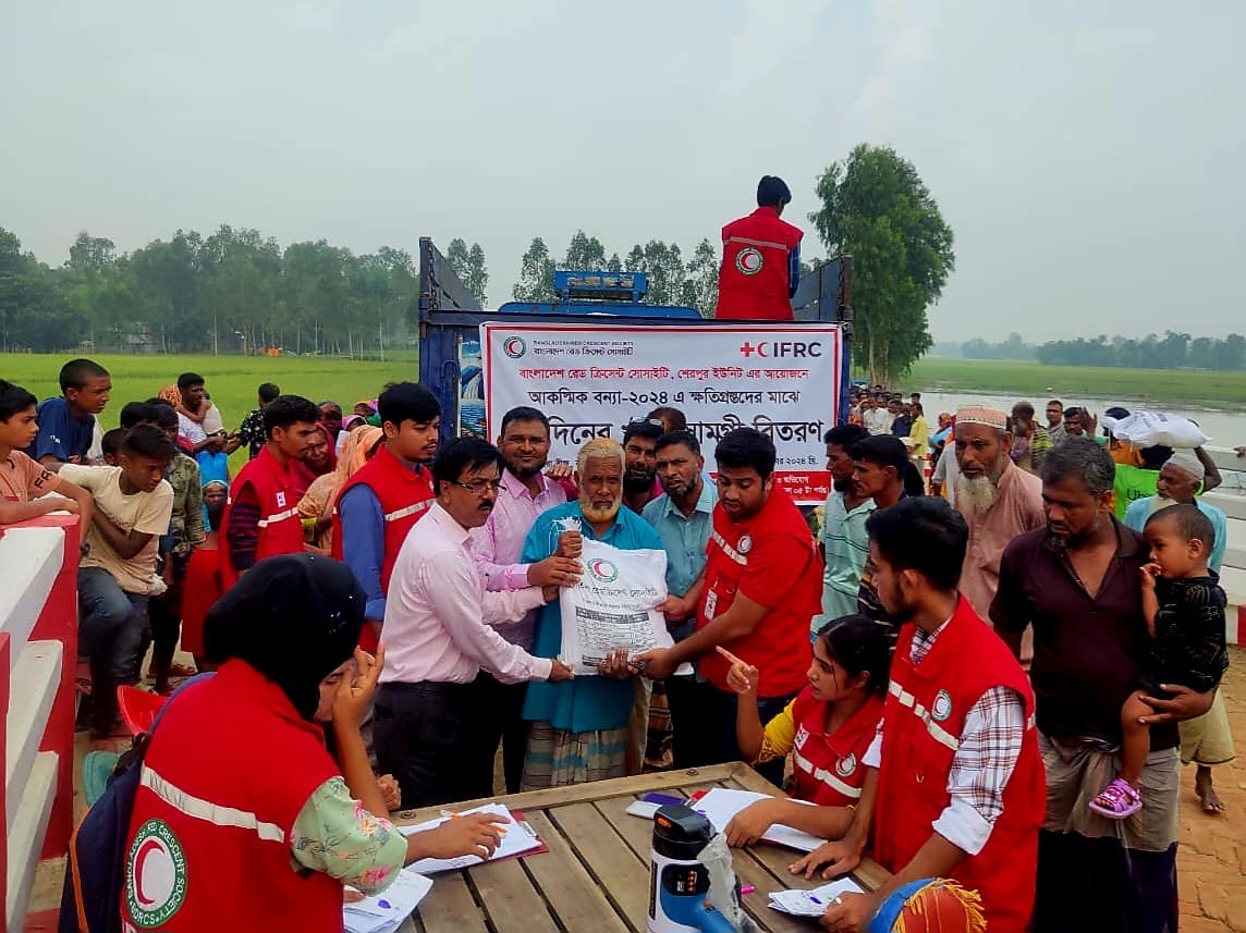 শেরপুরে বন্যায় ক্ষতিগ্রস্ত পরিবারের মাঝে ২য় ধাপে খাদ্য সামগ্রী বিতরণ