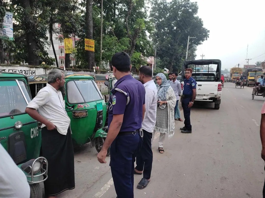 বকশীগঞ্জে অবৈধ পার্কিং করায় ভ্রাম্যমাণ আদালতে সিএনজি চালকদের জরিমানা