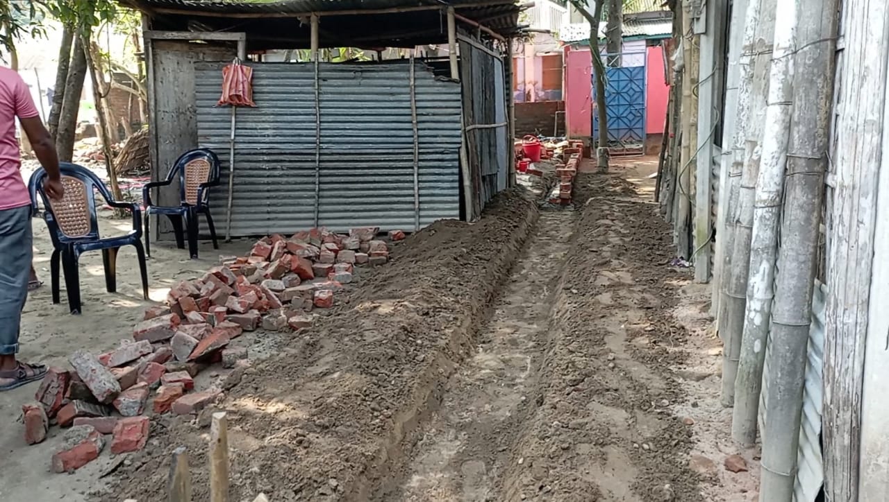 পীরগঞ্জে আদালতের নিষেধাজ্ঞা অমান্য করে জমি দখলের অভিযোগ