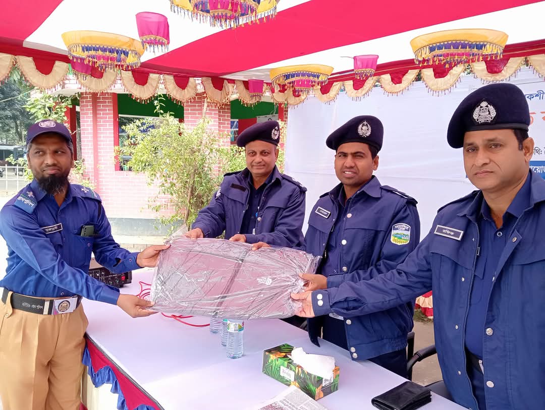 বকশীগঞ্জে গ্রাম পুলিশদের মাঝে শীতবস্ত্র বিতরণ 