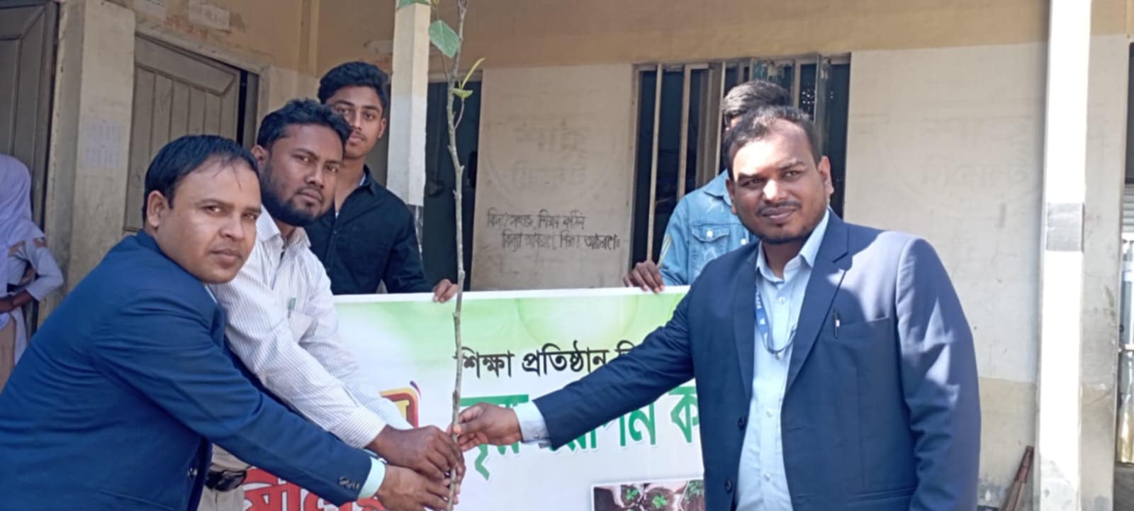 ওয়ালটন প্লাজা জামালপুর এরিয়ার উদ্যোগে বৃক্ষরোপণ কর্মসূচি পালন