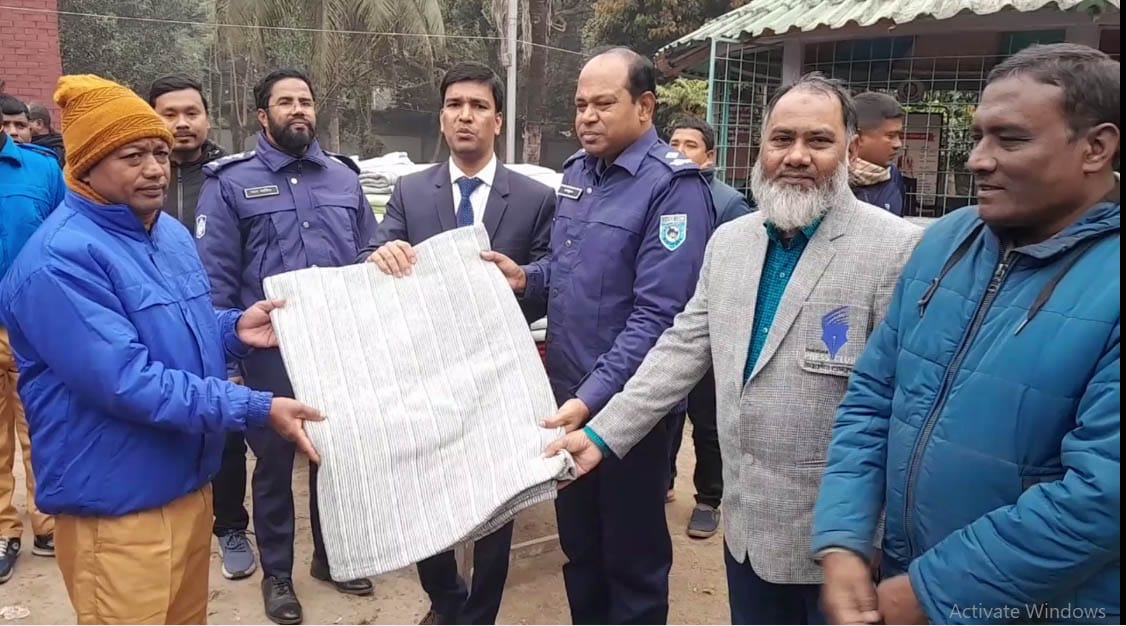 পীরগঞ্জে গ্রাম পুলিশের মাঝে কম্বল বিতরণ