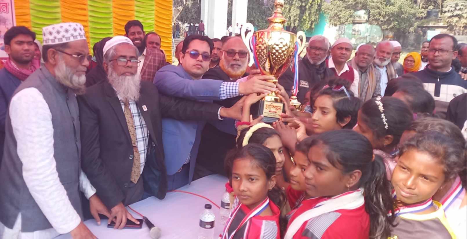 ইসলামপুরে প্রাথমিক বিদ্যালয় গোল্ডকাপ ফাইনাল ফুটবল টুর্নামেন্ট সম্পন্ন 