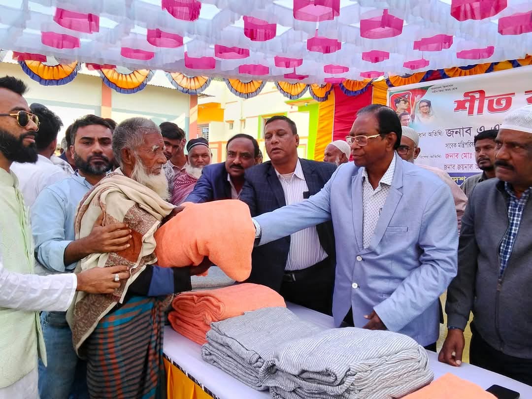 ইসলামপুরে শীতার্তদের মাঝে কম্বল বিতরণ করলেন সাবেক কেবিনেট সচিব আব্দুল হালিম