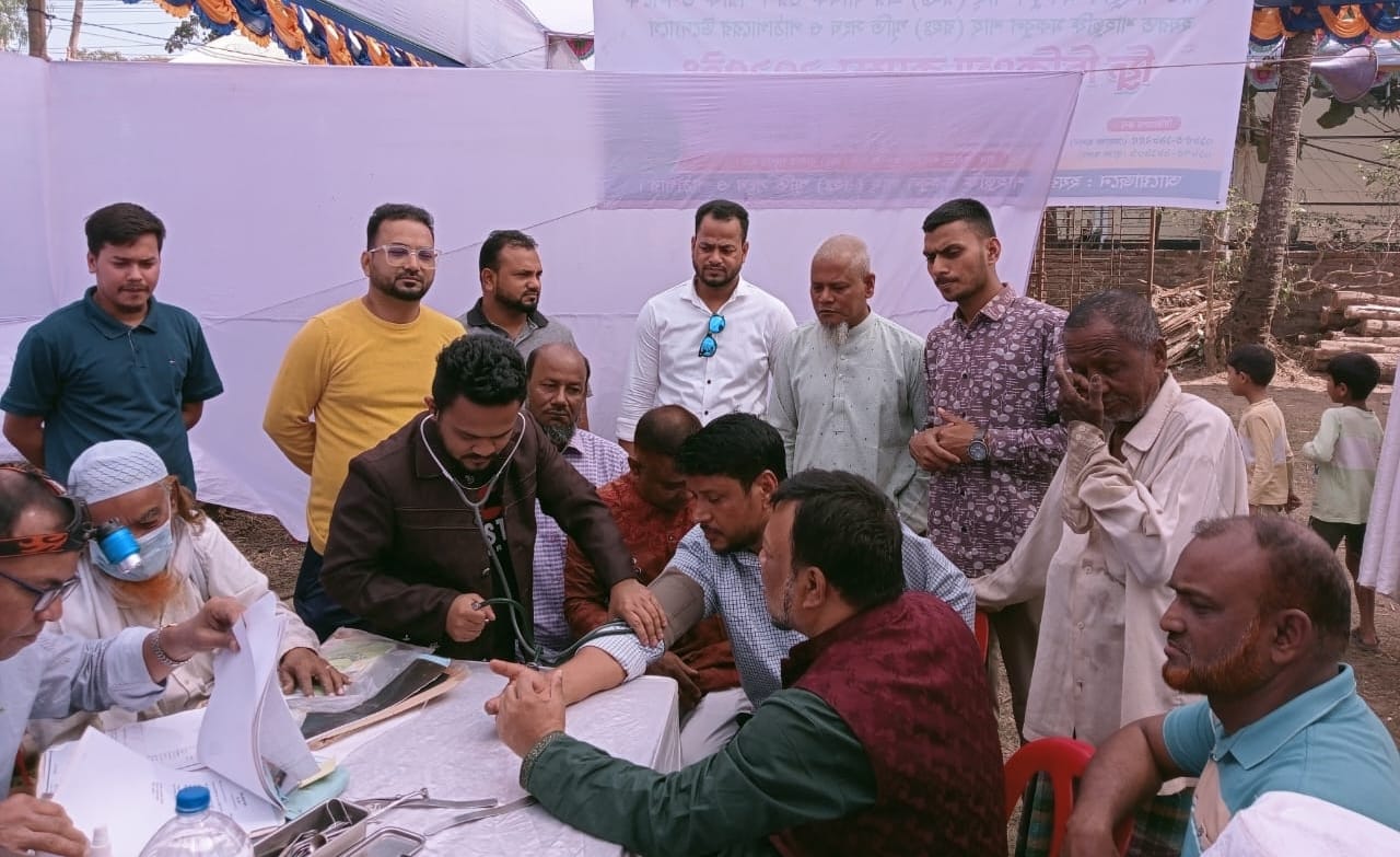 পটিয়ায় হযরত শাহছুফি মকবুল শাহ্ (রহঃ) স্মৃতি সংঘ ও পাঠাগারের উদ্যোগে ফ্রি চিকিৎসা সেবা প্রদান