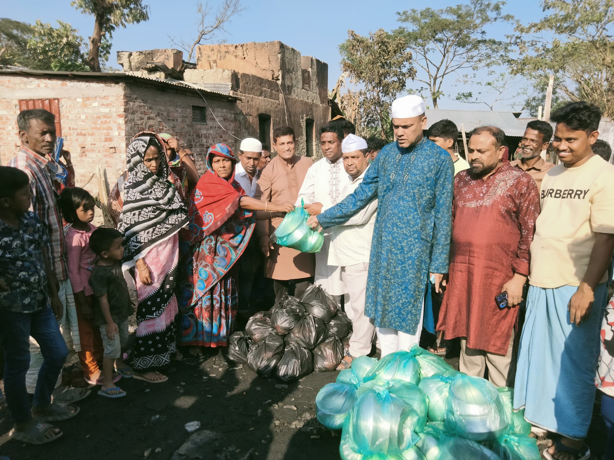 পটিয়ায় অগ্নিকান্ডে ক্ষতি গ্রহস্তদের রান্নার সরঞ্জাম ও খাদ্য সামগ্রী বিতরণ