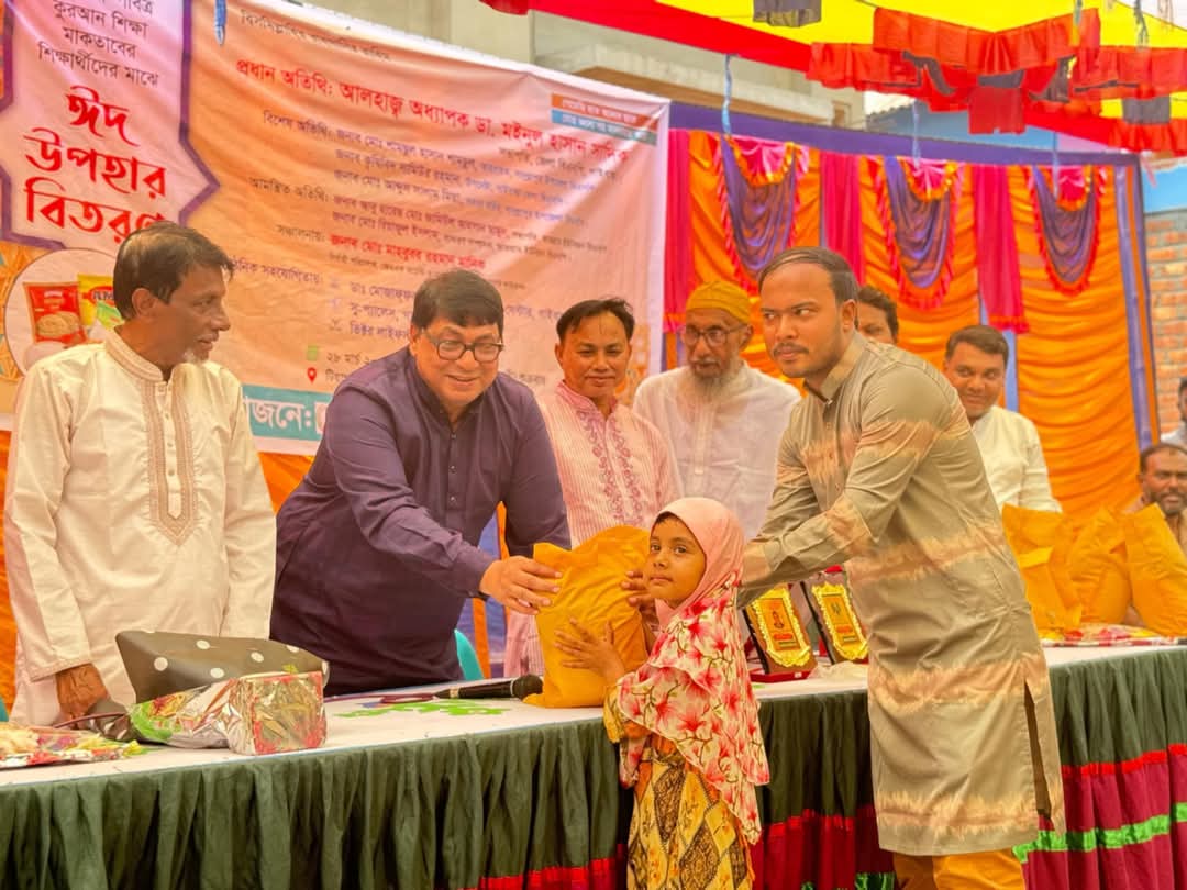বিএনপি জেলা সভাপতি সাদিক দিলেন, কুরআন পড়ুয়া শিক্ষার্থীদের মাঝে ঈদ উপহার