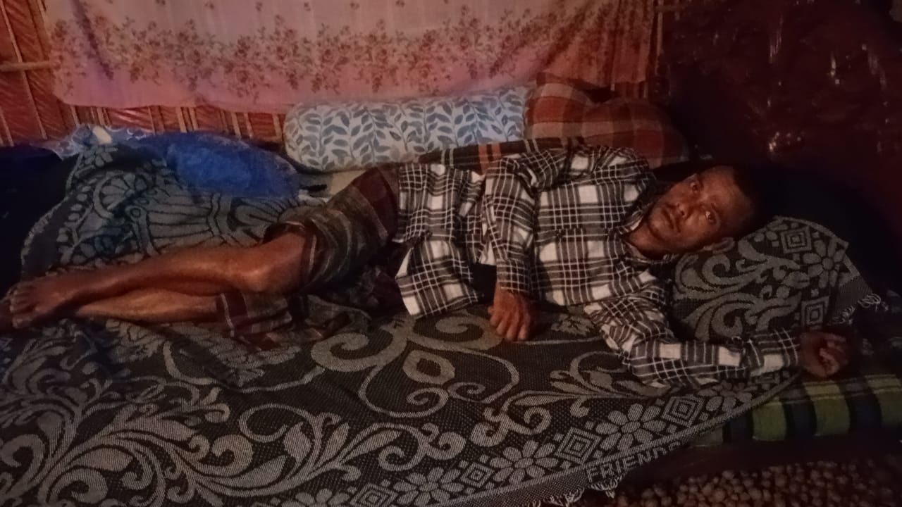 পীরগঞ্জে ভ্যানচালকের অর্থাভাবে চিকিৎসা ব্যহত সাহায্যের জন্য বিত্তবানদের কাছে স্ত্রী আকুতি