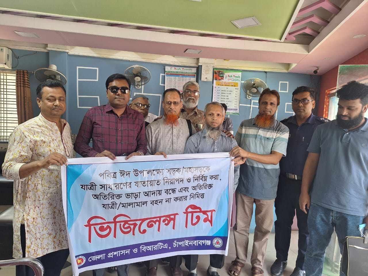 চাঁপাইনবাবগঞ্জ বাসে অতিরিক্ত ভাড়া আদায় রোধে বাস কাউন্টারে বিআরটিএ’র অভিযান