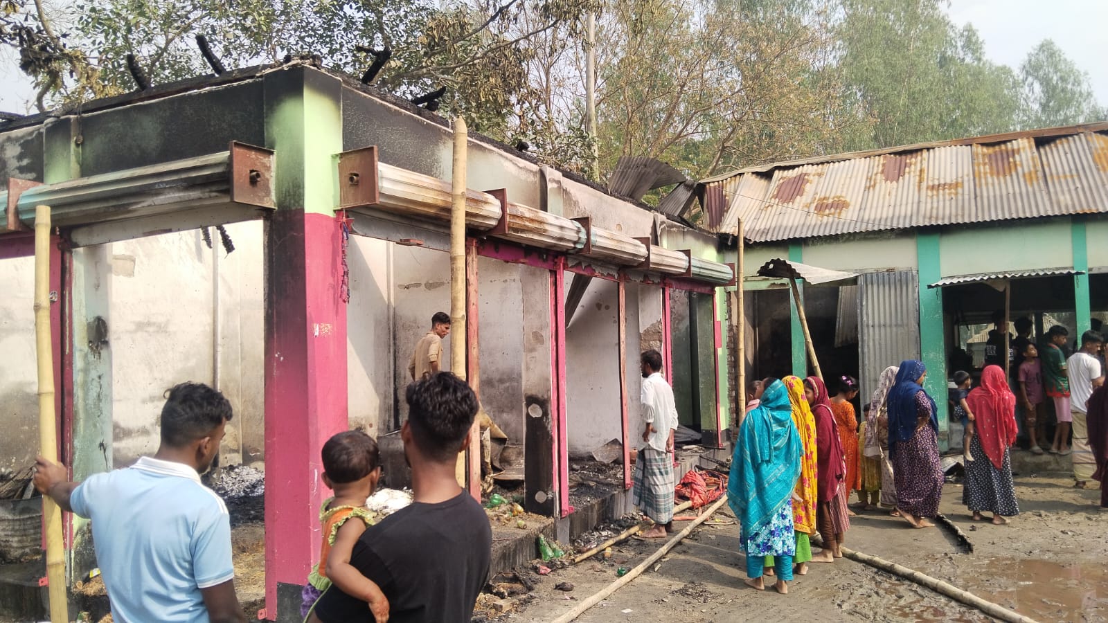 বকশীগঞ্জে ভয়াবহ অগ্নিকাণ্ড: ৮টি দোকান পুড়ে ৩৫ লাখ টাকার ক্ষয়ক্ষতি