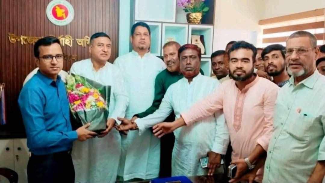পটিয়া উপজেলা নির্বাহী অফিসারের সাথে দ: জেলা বিএনপির আহবায়ক এর পক্ষে ঈদের শুভেচ্ছা বিনিময়