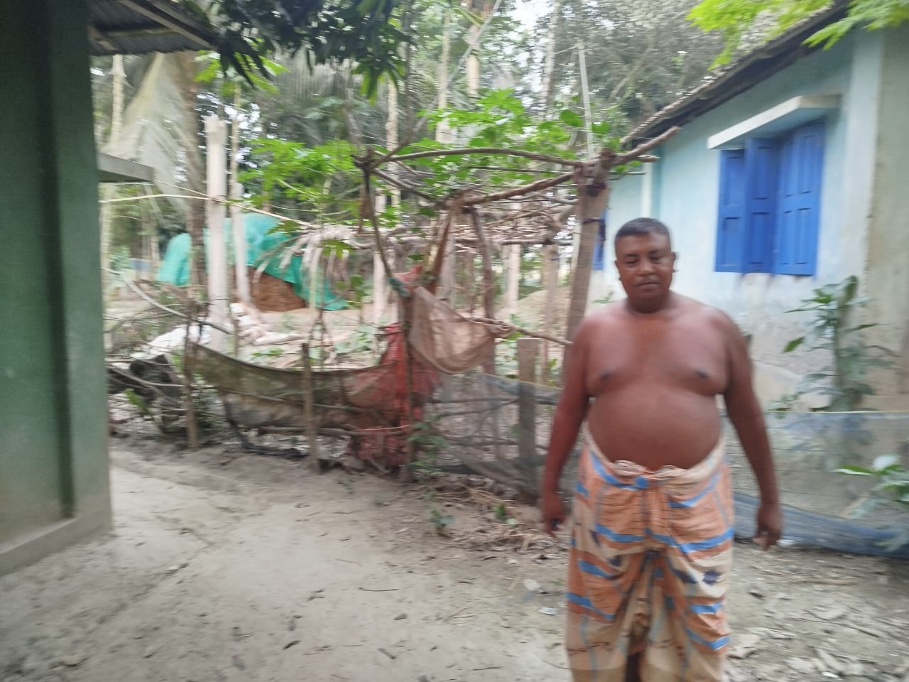 যশোর সাড়াপোল রূপদিয়ায় যাতায়াতের রাস্তা জবর দখলে অবরুদ্ধ একটি পরিবার