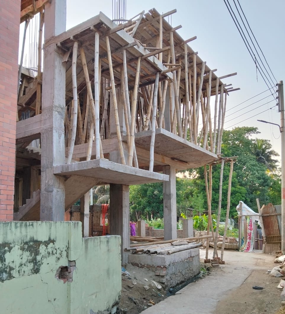 পটিয়ায় পৌর কতৃপক্ষের আদেশ অমান্য করে ভবন নির্মাণ, বিল্ডিং কোড অমান্য